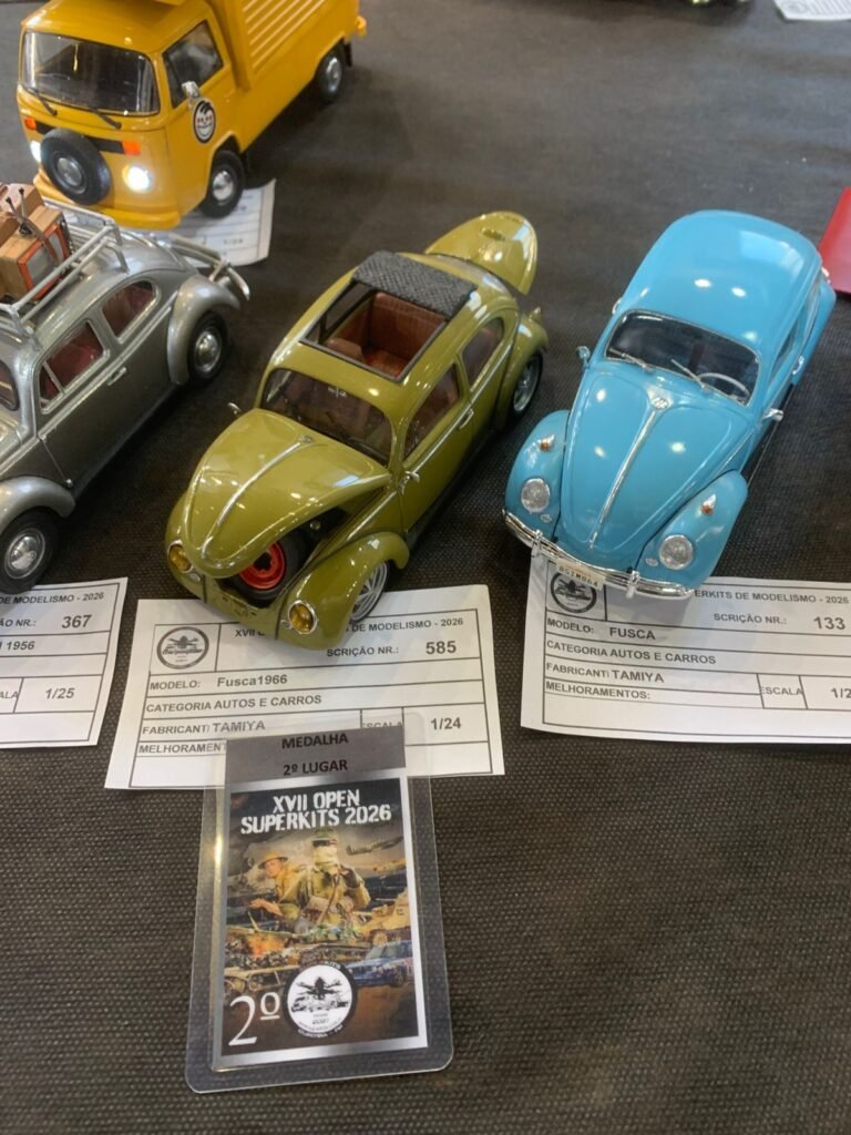 Miniaturas de carros esportivos com pintura polida e brilhante expostas no XVII Open Superkits Curitiba.