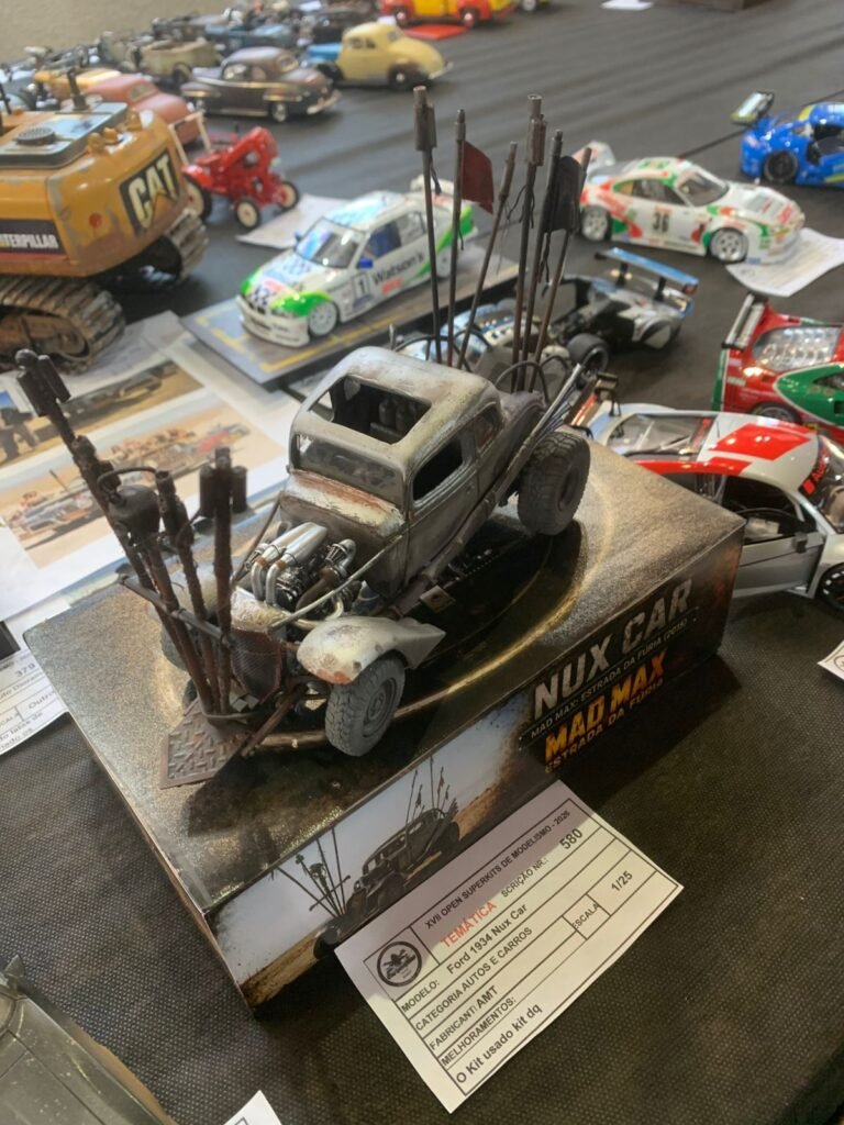 Miniaturas de carros esportivos com pintura polida e brilhante expostas no XVII Open Superkits Curitiba.