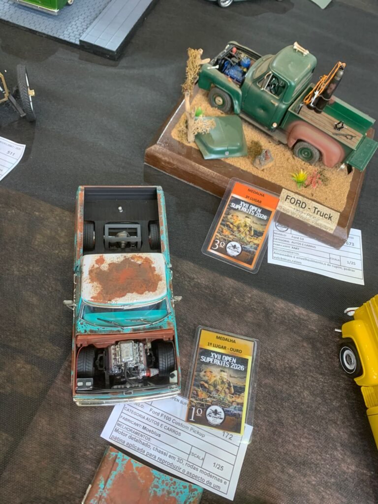 Miniaturas de carros esportivos com pintura polida e brilhante expostas no XVII Open Superkits Curitiba.