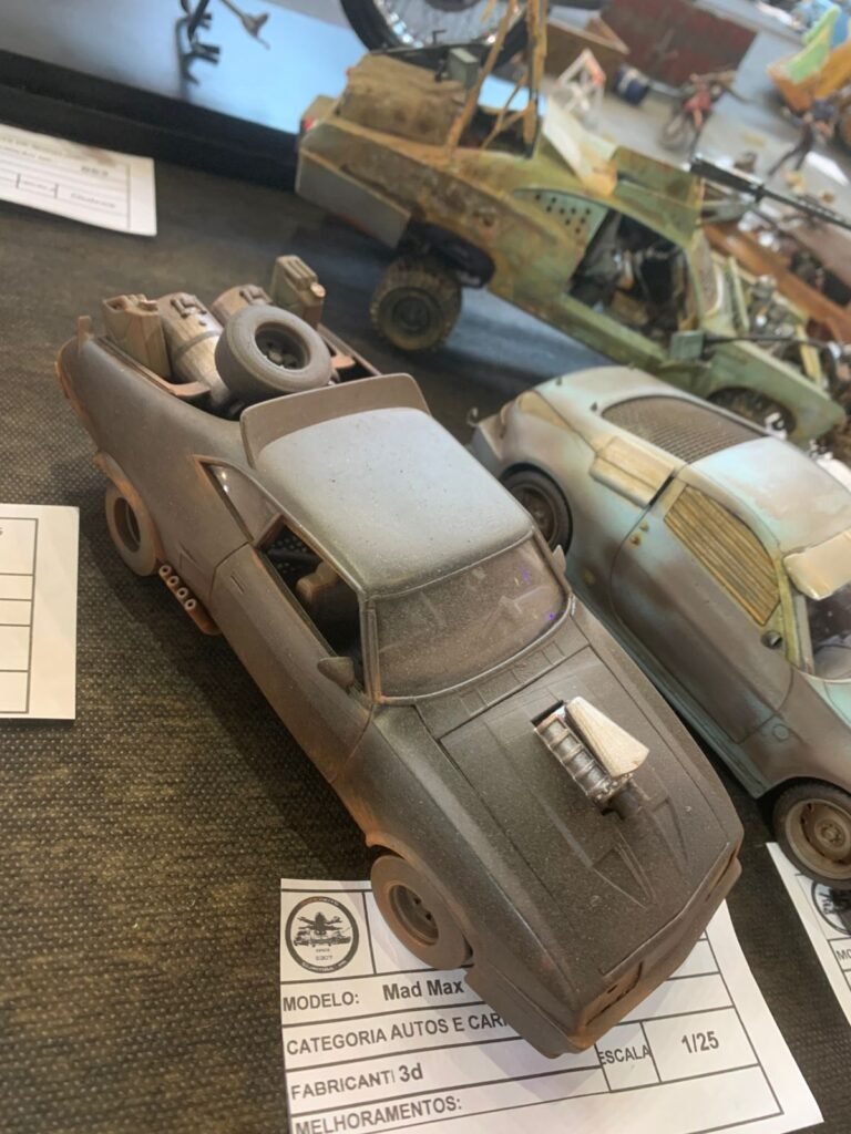 Miniaturas de carros esportivos com pintura polida e brilhante expostas no XVII Open Superkits Curitiba.