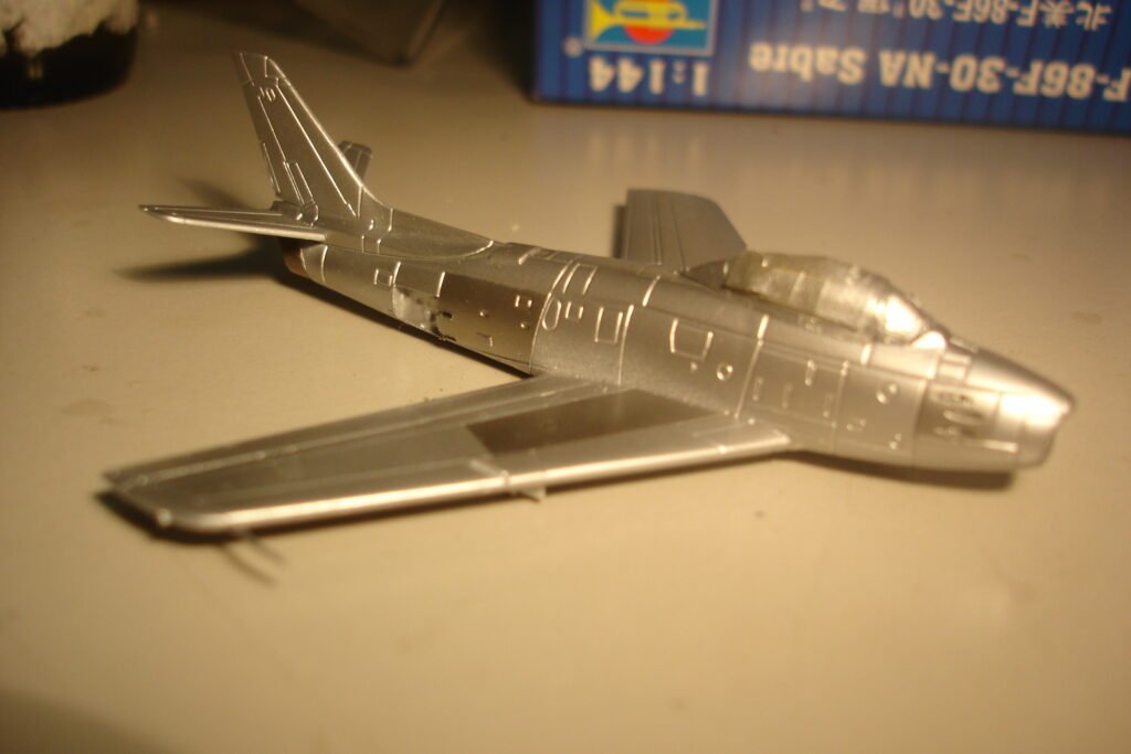 FOTO 2 F-86F 30 NA SABRE TRUMPETER 1/144